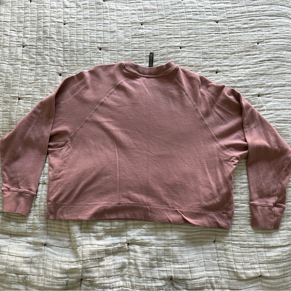 Vuori cropped sweatshirt size medium - Picture 3 of 3